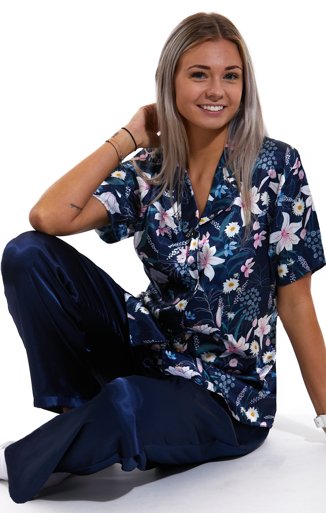 Modré kytičkové klasické luxusní pyžamo dámské ze saténu 1E8469