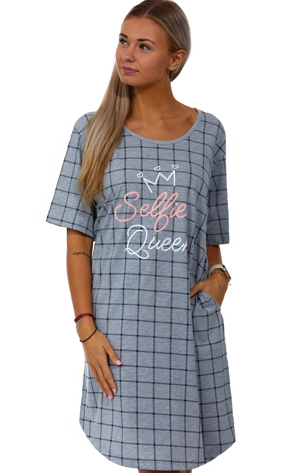 Šedá mřížkovaná noční košilka pro plnoštíhlé ženy Selfie Queen 1C3296