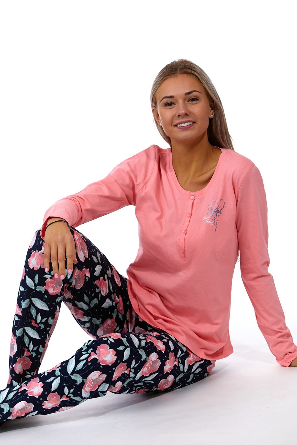 Růžové dámské pyžamo s knoflíky a růžovými květy