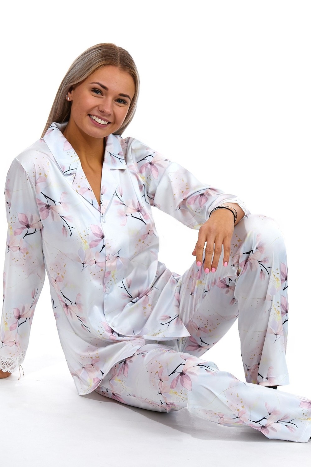 Světle fialové, růžové a lila květy elegantní dámské pyžamo ze saténu 1E8487