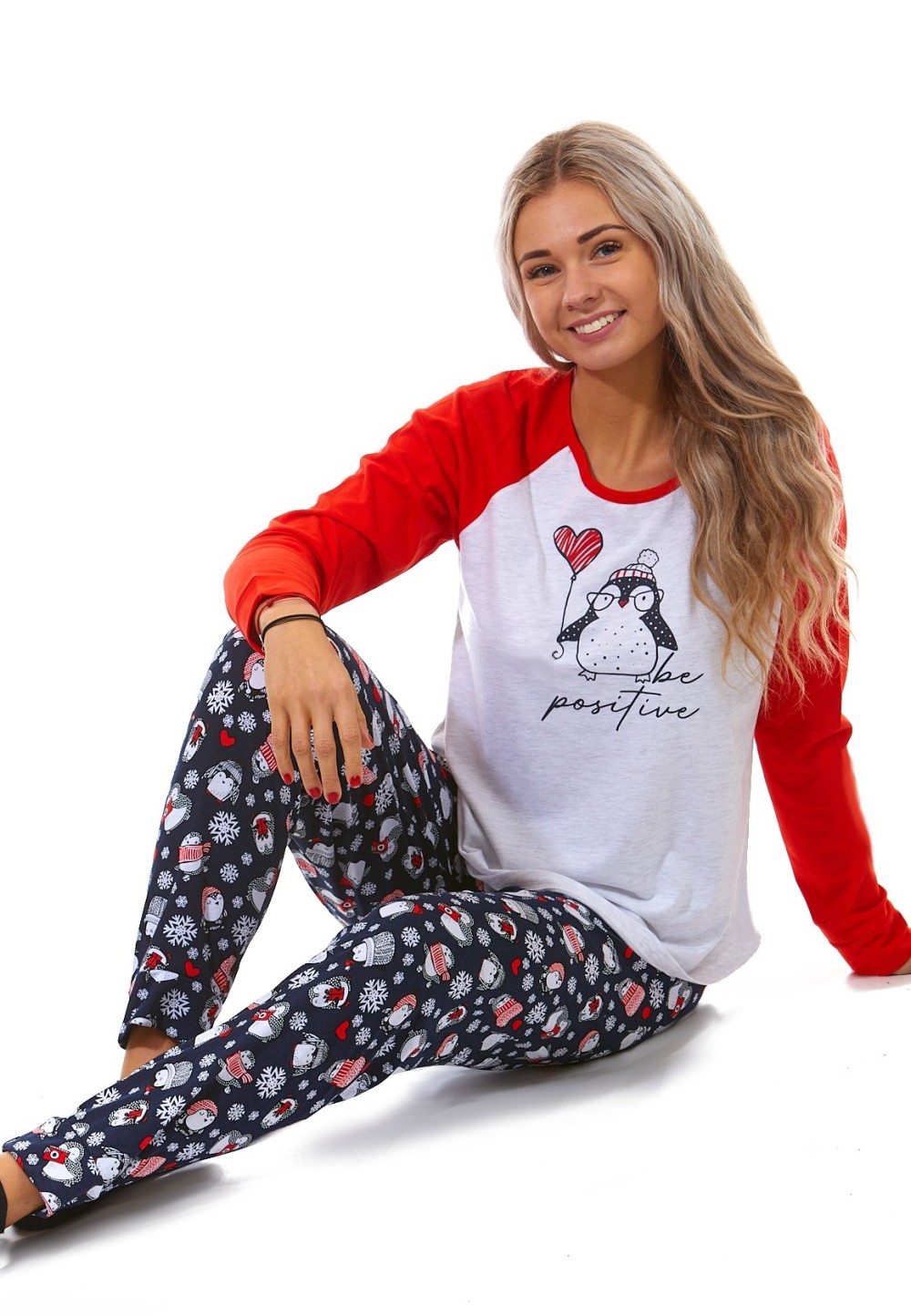 Červené, modré i šedé vánoční dámské pyžamo s tučňáky, sněhovými vločky, srdíčky a dárky 1B1858
