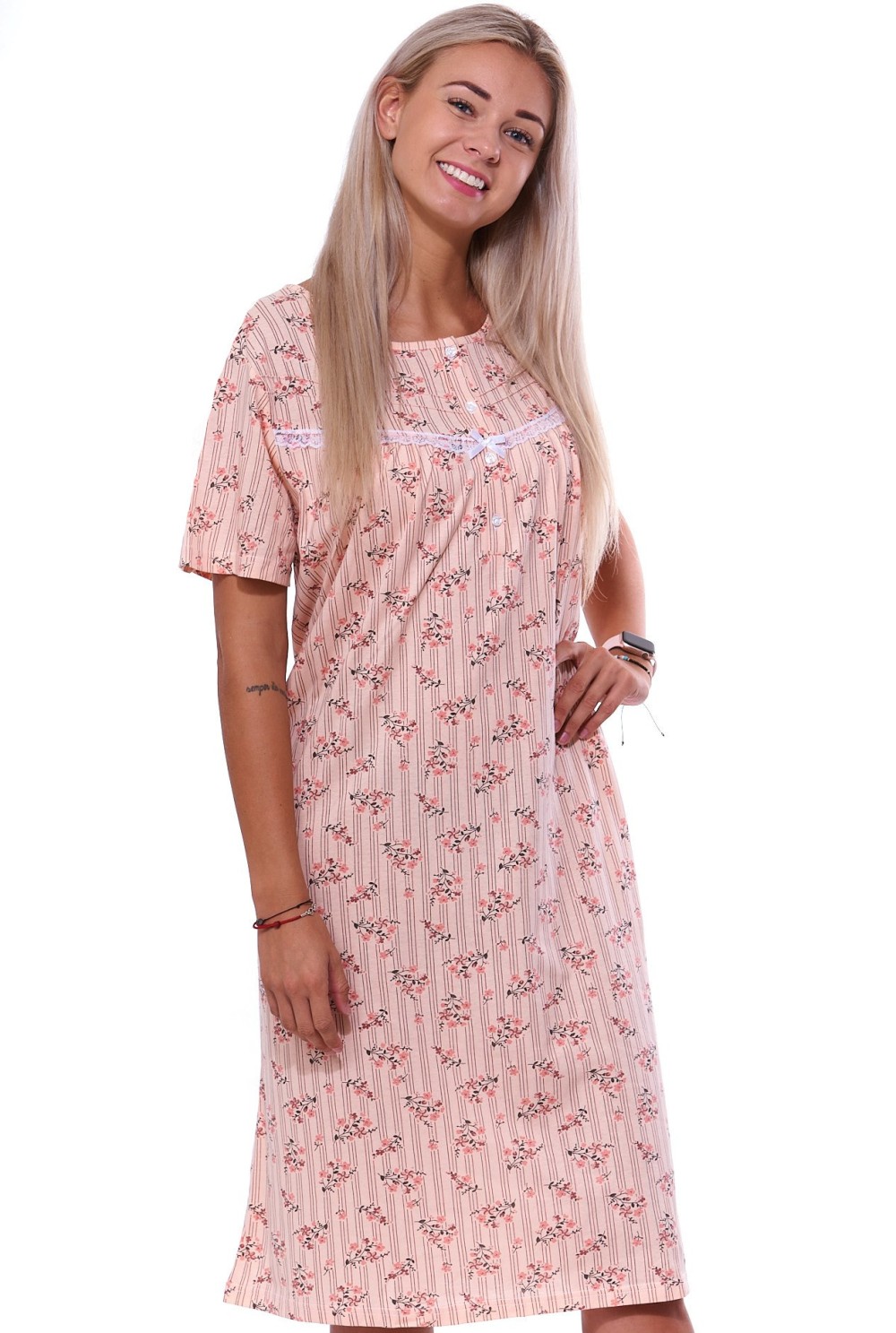 Meruňková dluhá noční košilka pro plnoštíhlé ženy či dívky na knoflíky u krku s květinovým vzorem