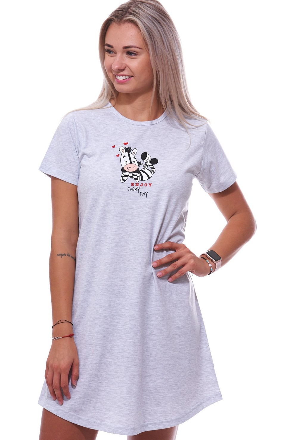 Šedá noční košilka s krátkými rukávy pro ženy či dívky zebra