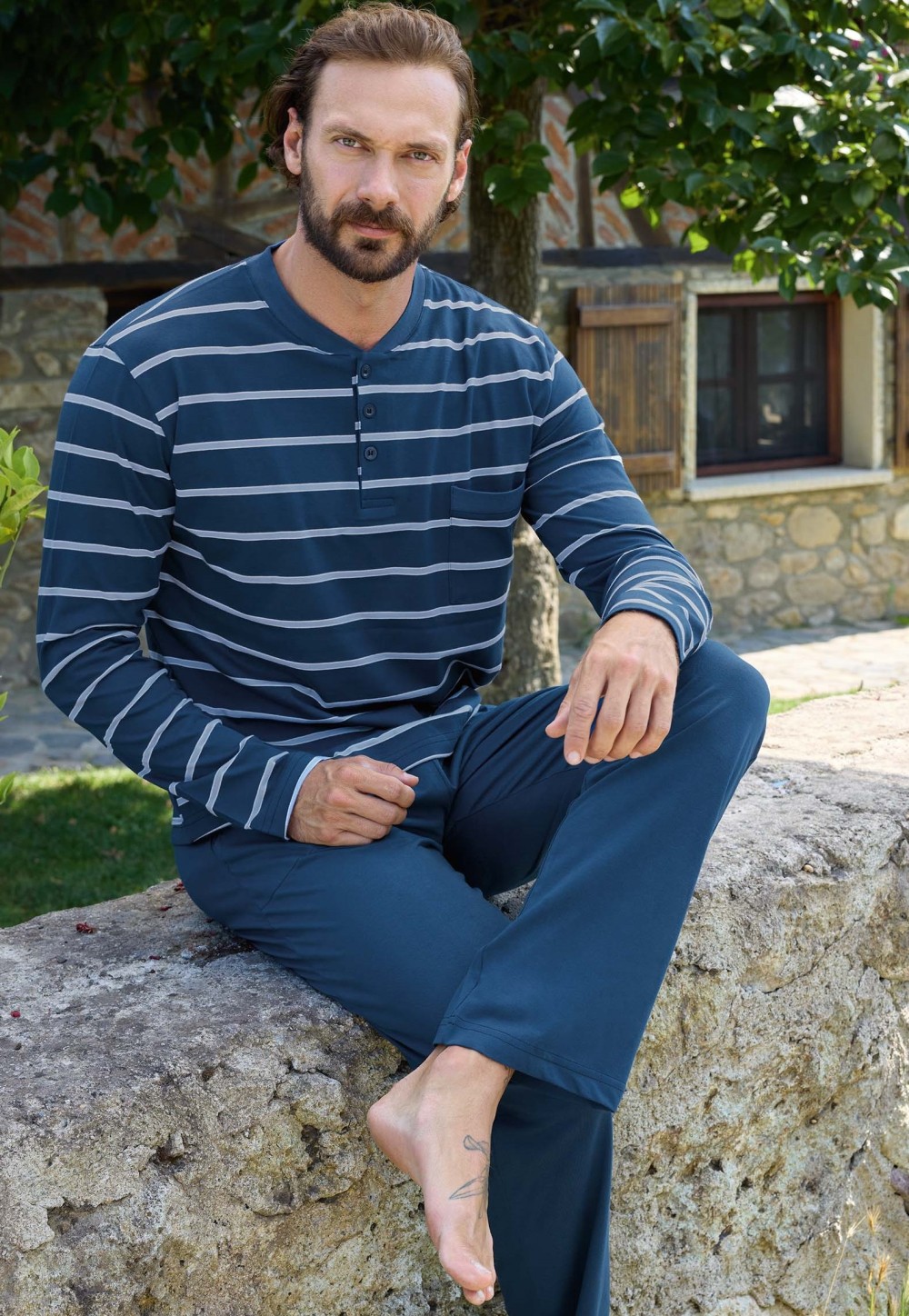 Modré pruhované pyžamo pro muže s propínaním u krku na knoflíky a s náprsní kapsou