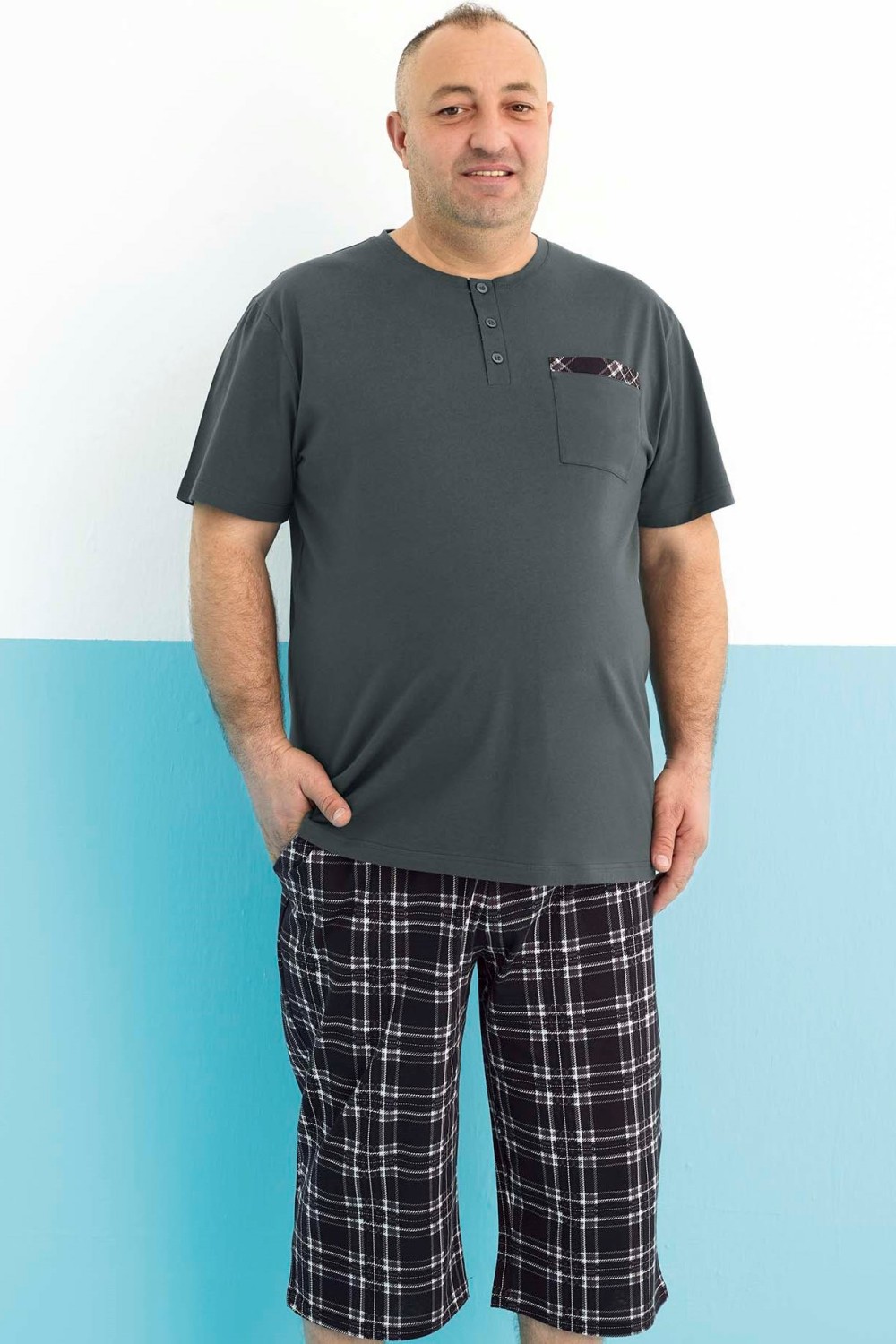 Šedé a šedě kárované pánské pyžamo s krátkým rukávem a delšími kraťasy s knoflíky u krku 2XL-4XL