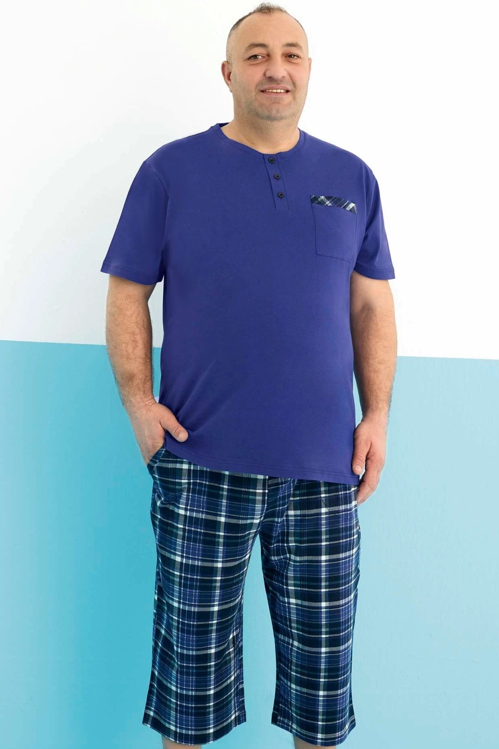 Modré a kárované pánské pyžamo s krátkým rukávem a delšími kraťasy s knoflíky u krku 2XL-4XL