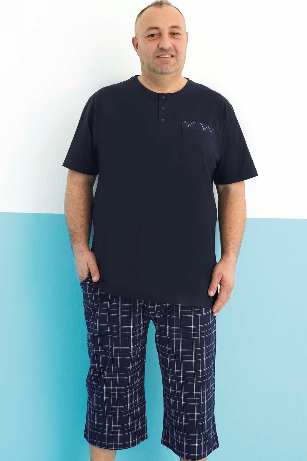 Modré a šedě kárované pánské pyžamo s krátkým rukávem a delšími kraťasy s knoflíky u krku 2XL-4XL