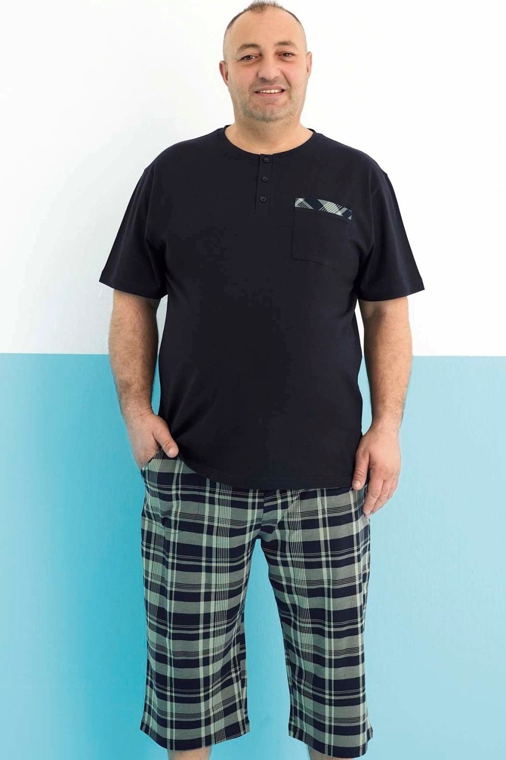 Modré a zeleně kárované pánské pyžamo s krátkým rukávem a delšími kraťasy s knoflíky u krku 2XL-4XL