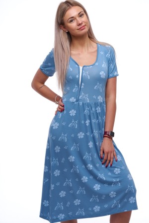 Modrá hedvábně jemná košilka pro elegantní ženu s motýlky a květy ve vzoru