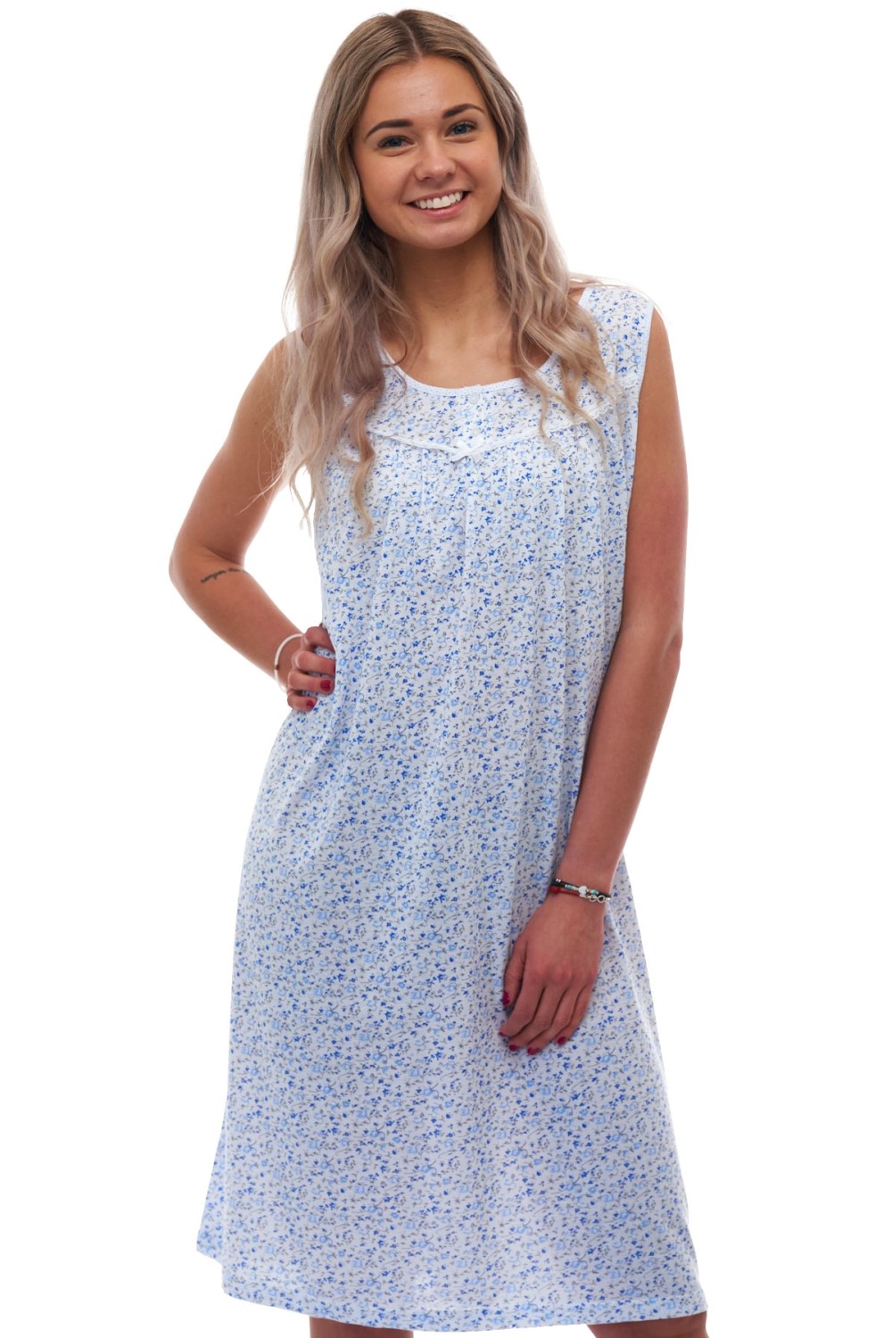 Bílá dámská noční košilka bez rukávů s celoplošným vzorem modrých růžiček 1XL-4XL