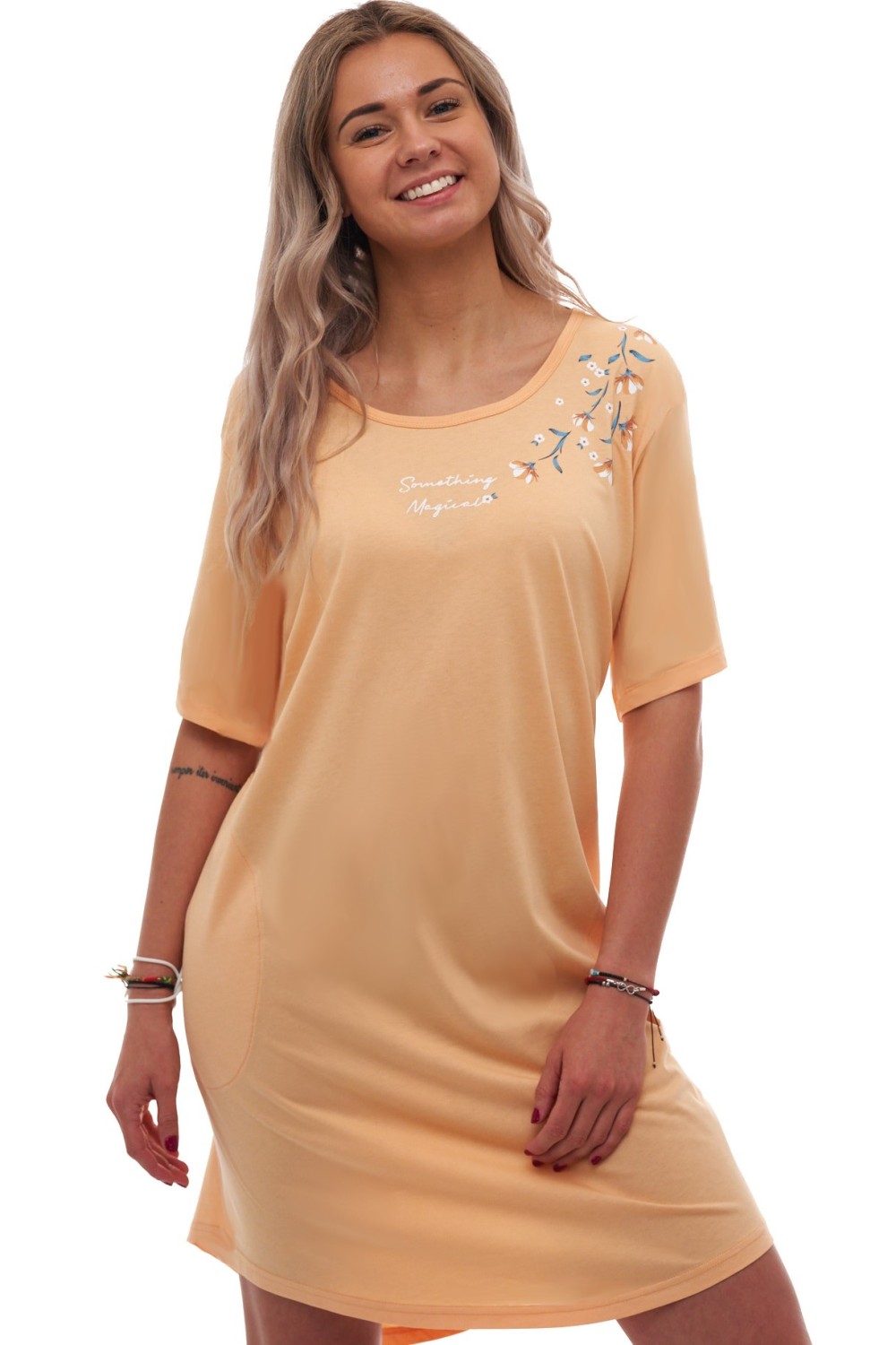 Meruňková košilka „Something magical“ s květinovým motivem – bavlna, kapsy, 1XL–4XL