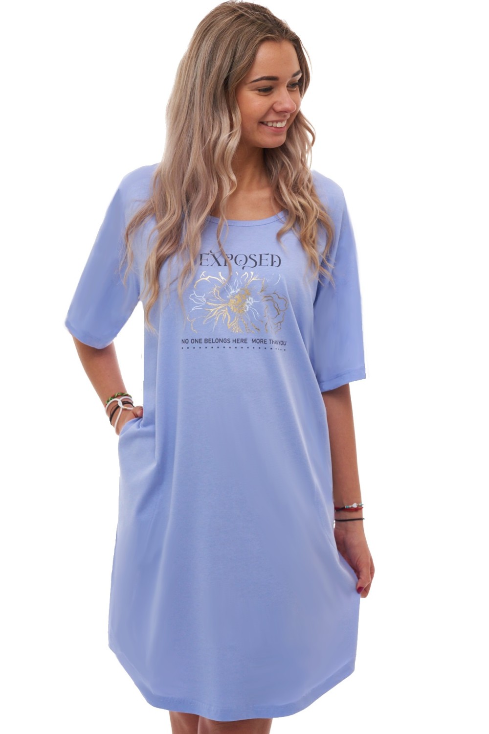 Košilka EXPOSED pro plnoštíhlé – nebesky modrá, se zlatým květem a kapsami (1XL–4XL)
