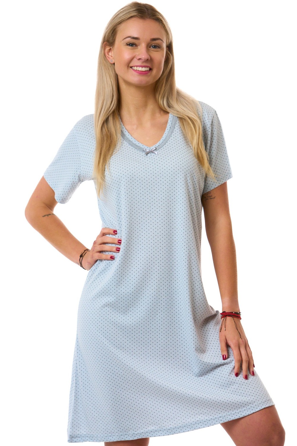 Světle modrá dámská bavlněná noční košile s krátkým rukávem a šedými puntíky