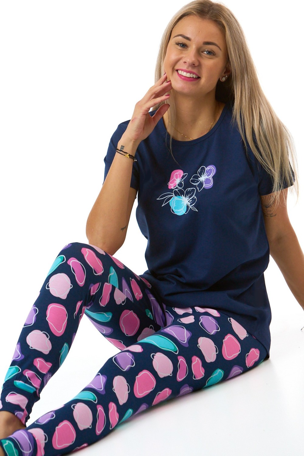 Dámské tmavě modré pyžamo s květy a barevným vzorem skvrn