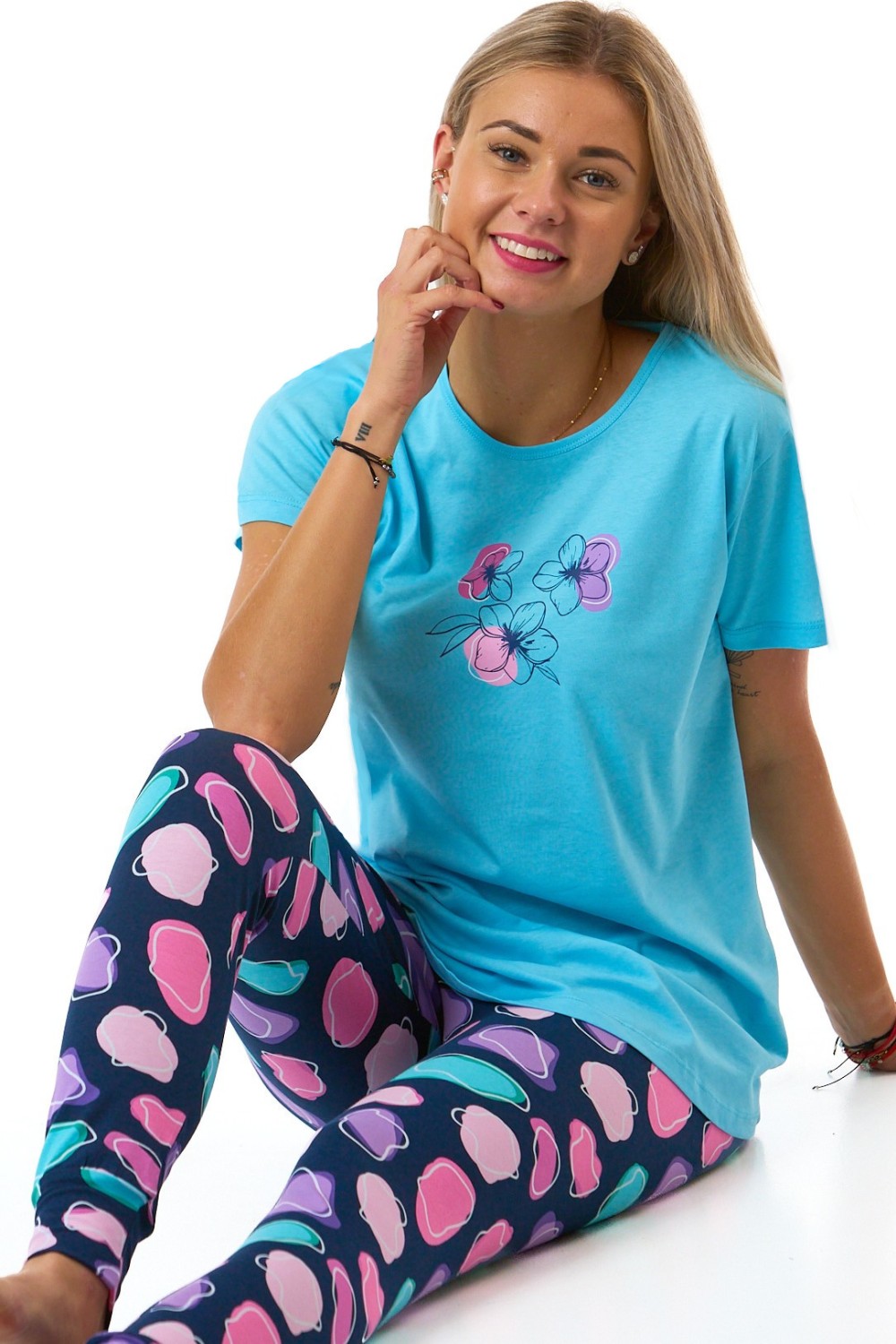 Dámské nebesky modré pyžamo s květy a vzorem barevných skvrn