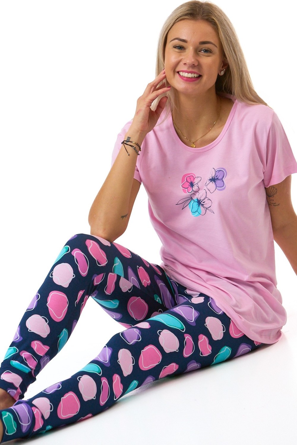Růžové dámské pyžamo s květinovým motivem a barevnými skvrnami