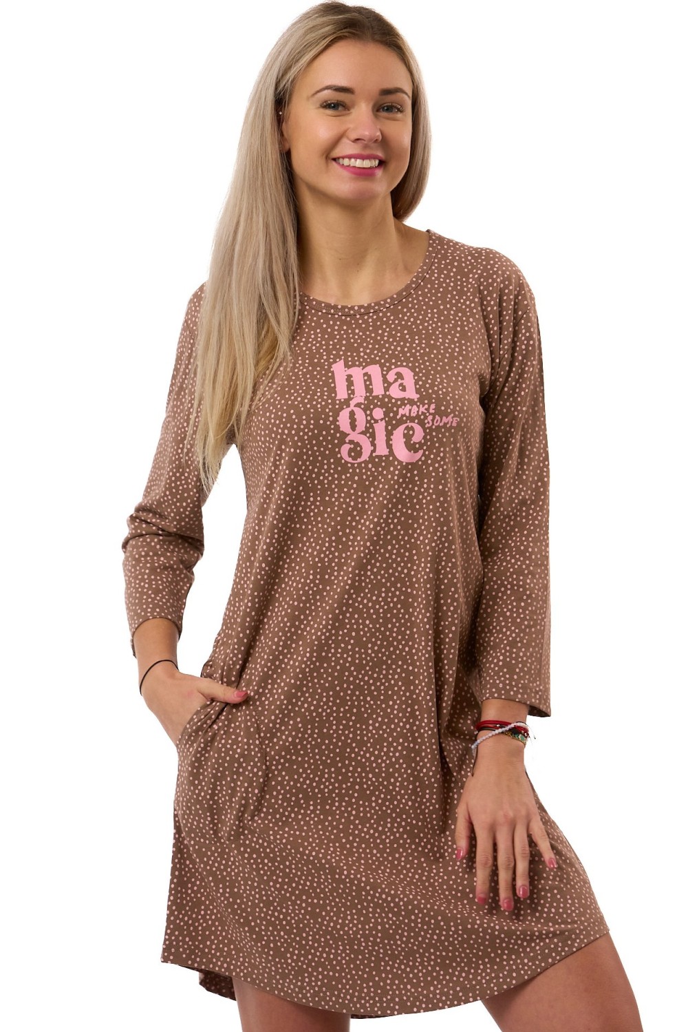Dámská bavlněná noční košilka hnědá s růžovými puntíky a nápisem
