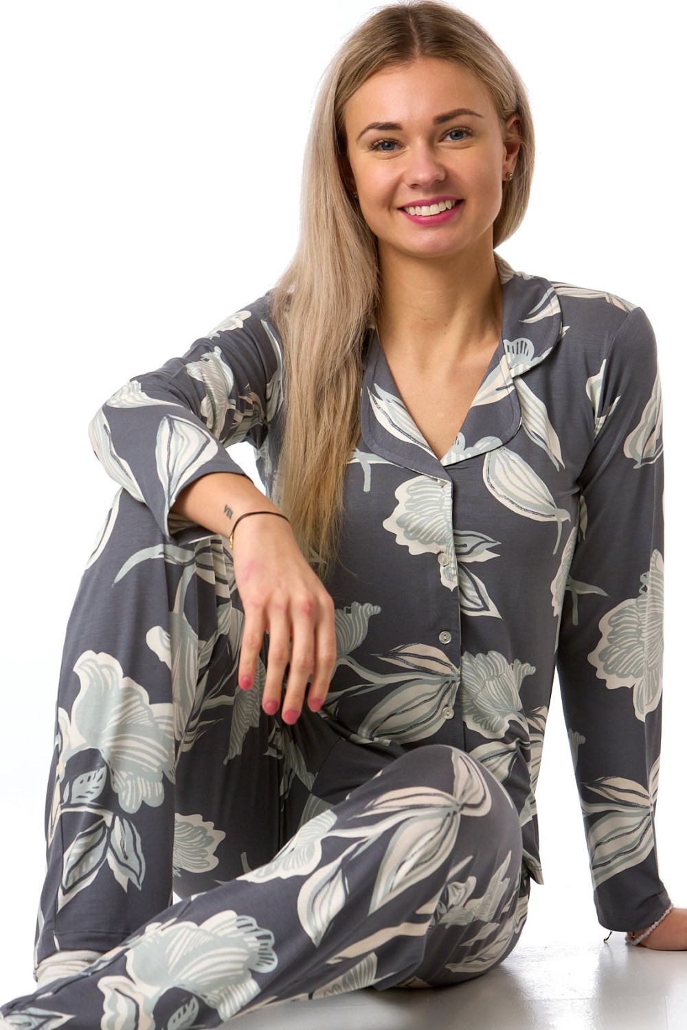 Pyžamo pro ženy šedé z jemného pružného materiálu s květinovým vzorem