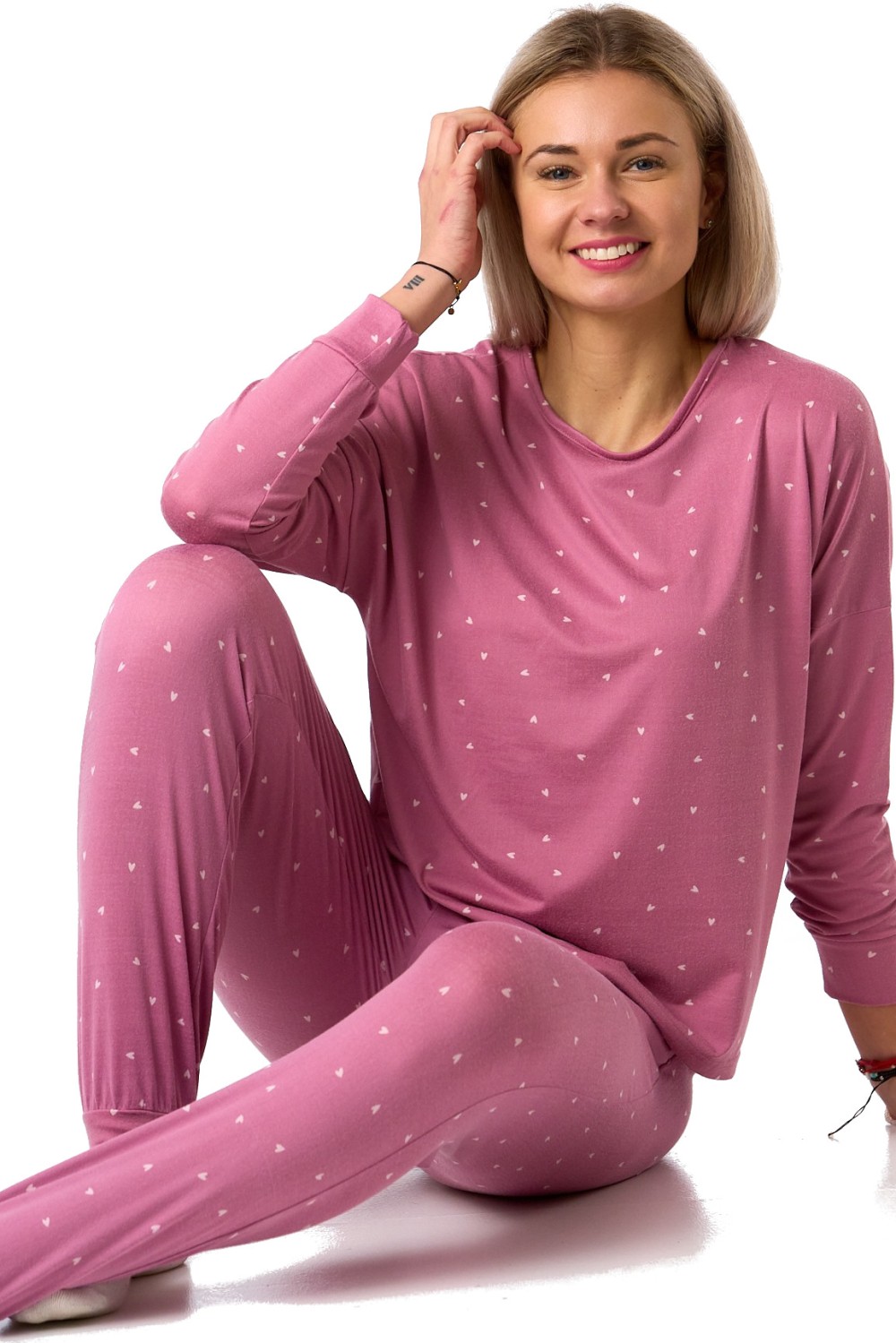 Pyžamo pro ženy z hřejivého a pružného materiálu s bílými srdíčky