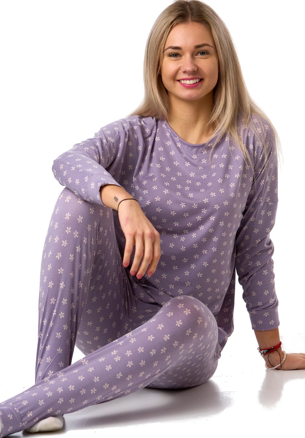 Pyžamo dámské z hřejivého a pružného materiálu s bílými květy