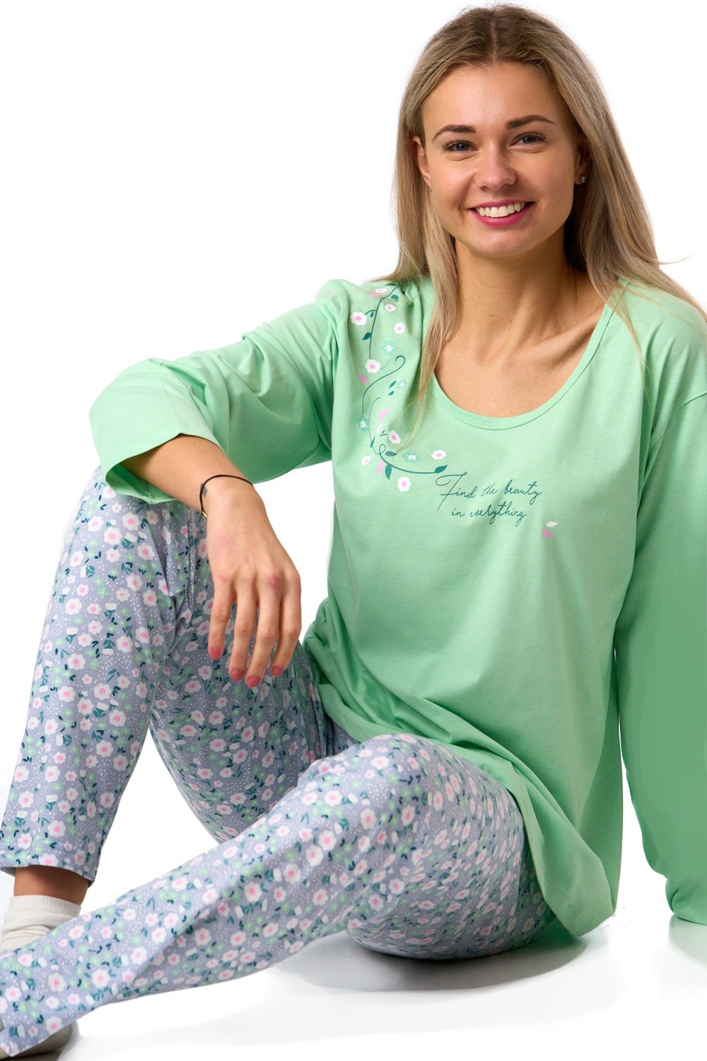 Dámské bavlněné pyžamo pro plnoštíhlé – zelené tričko s květy a šedé kalhoty