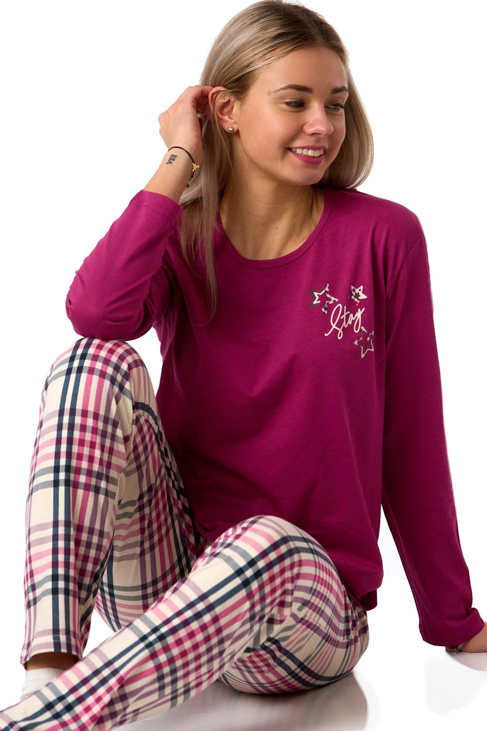 Magentové bavlněné pyžamo s hvězdičkami a nápisem Stay